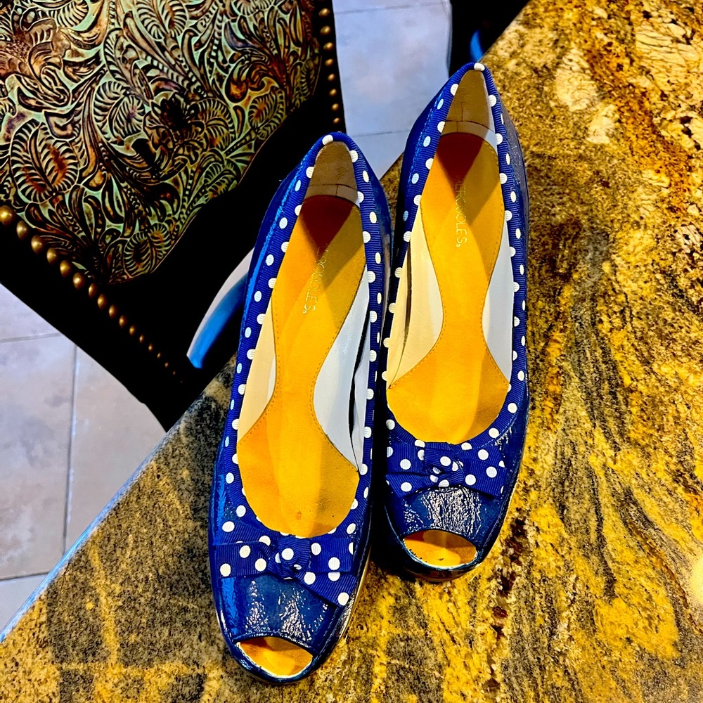 Aerosoles fabulous peep toe pumps gently worn and super cute!